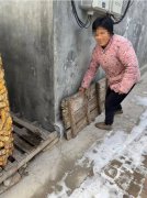 手指卡在门底的孔洞里