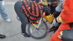 一名5岁左右小男孩脚卡共