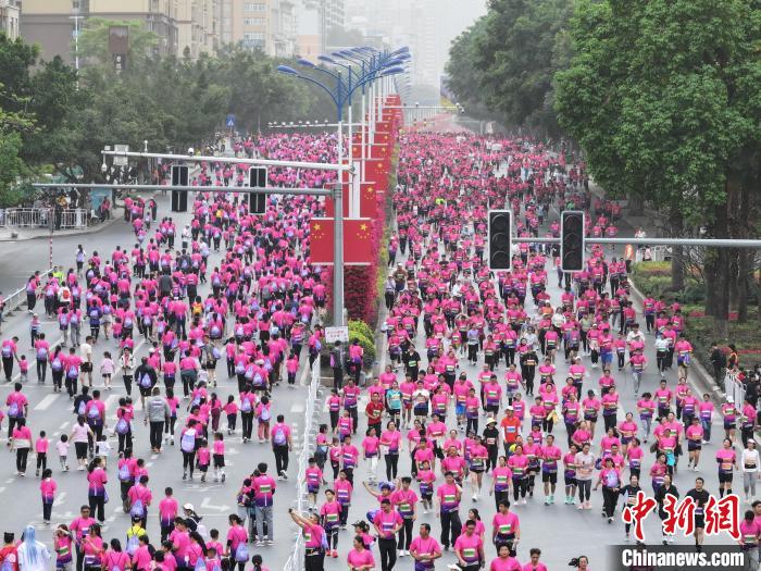 2025梧州半程马拉松两万跑者齐聚，埃塞俄比亚选