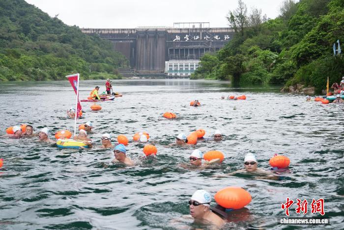 千人畅游新丰江冰河迎十五运