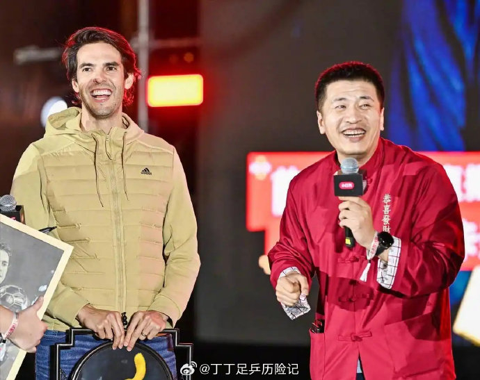 AC米兰悼念张雪峰：球迷情怀与足球梦想的传承