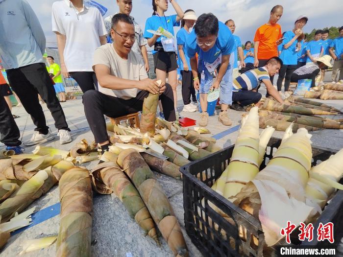 桂林永福“村跑”引200跑者共赏罗汉果之乡美景