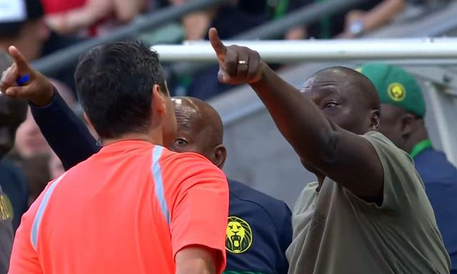 拜合拉木制造红牌国足0比2负喀麦隆