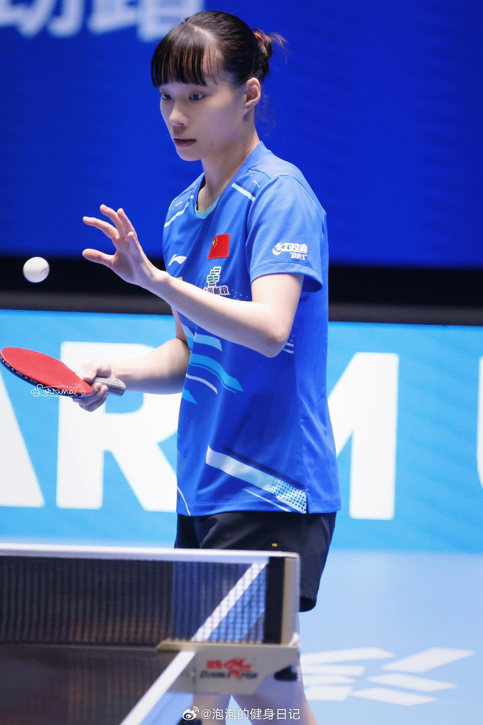 24岁石洵瑶3-0完胜62岁倪夏莲 乒乓传承跨越38年