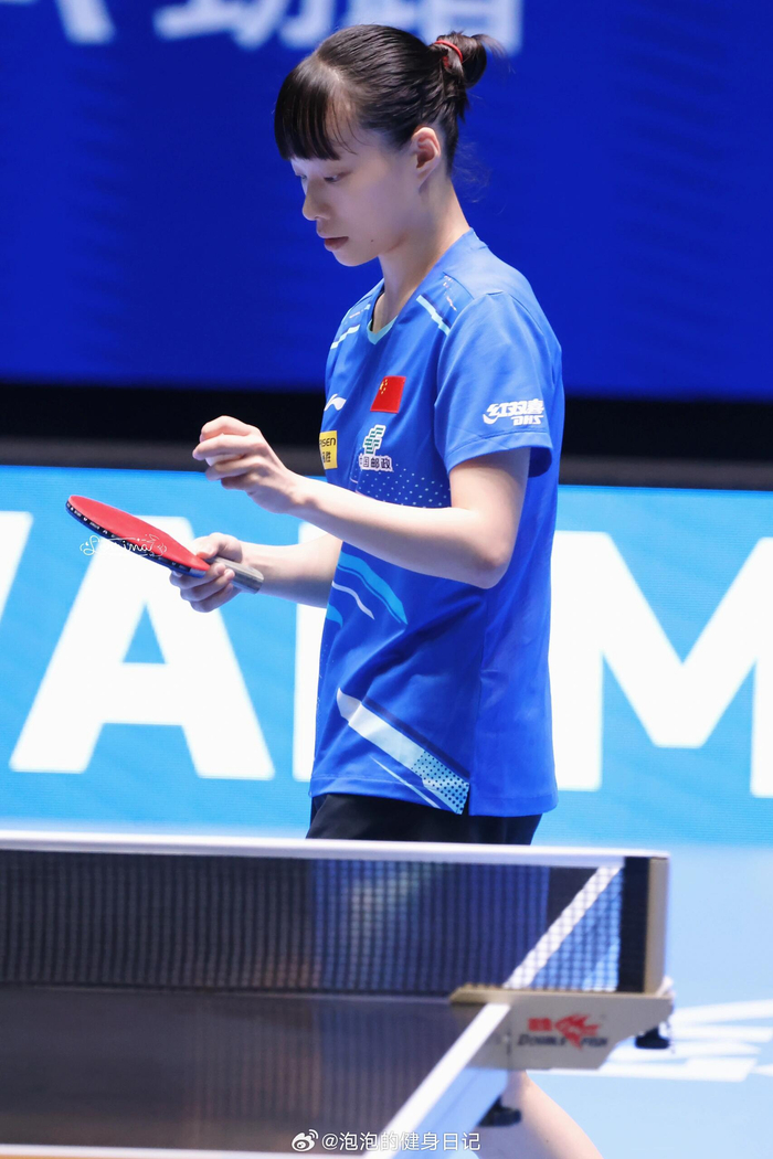 24岁石洵瑶3-0完胜62岁倪夏莲 乒乓传承跨越38年