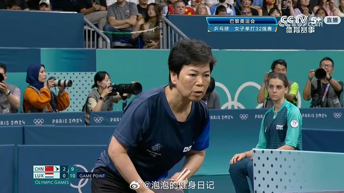 24岁石洵瑶3-0完胜62岁倪夏莲 乒乓传承跨越38年