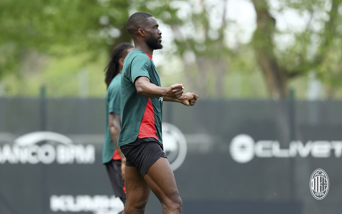 AC米兰全队集结特训备战意甲新赛季