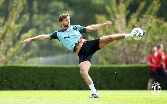 AC米兰全队集结特训备战意甲新赛季