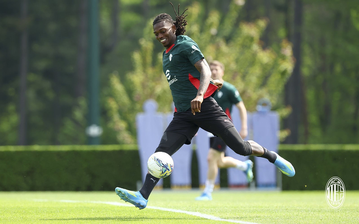 AC米兰全队集结特训备战意甲新赛季