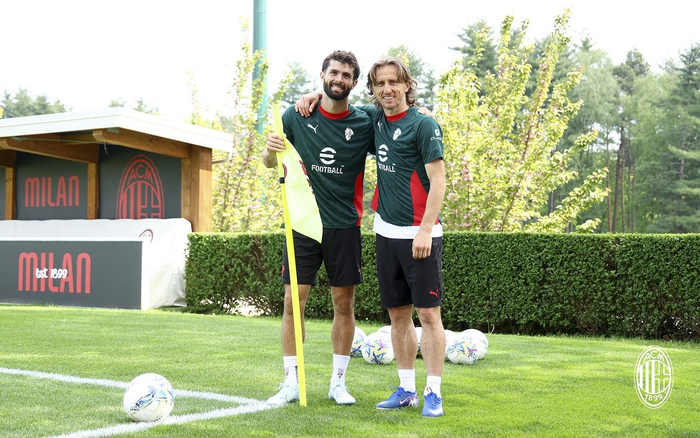 AC米兰全队集结特训备战意甲新赛季
