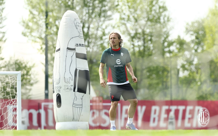 AC米兰全队集结特训备战意甲新赛季