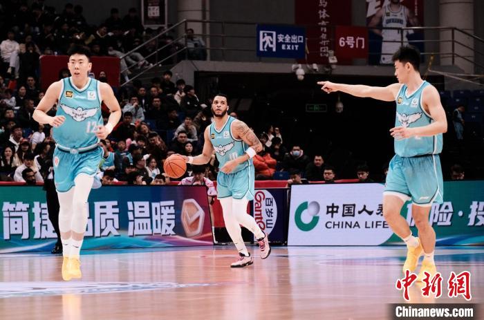 青岛男篮第三阶段首战大胜广州迎开门红
